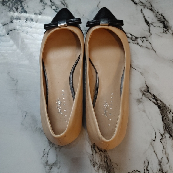 Lord & Taylor 424 FIFTH tan and black leather flats w/ silver bow detail, SZ 5.5 - Picture 5 of 9
